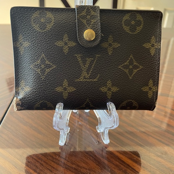 Louis Vuitton French Kiss Wallet, Plenty Storage - Picture 1 of 12